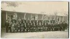 Malmen 1922,civil-och militärklädda står på led.