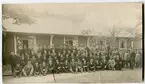Malmen 1922,civil-och militärklädda på långa led.