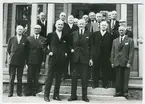 Foto på civilklädda officerare som tillhörde Kungl. första livgrenadjärregementet, samlade till sin sista sammankomst på Malmen (malmslätt) den 4/5 1974.
