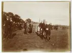 Malmen 3/9 1922. Många militärer och några i cylinderhatt.