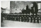 I 4/I 5 kaserngården 1938.Två rader uppställda militärer på led.