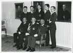 Gruppfoto på 8 officerare.