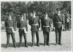 Gruppbild på stående militärer.
