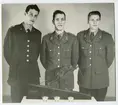 Tre officerare.Skidåkningspris på bordet framför dem?