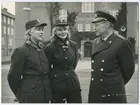 Utbildning av kvinnlig FN-personal vid regementet 1979-10-08--10-12
Regementschefen samtalar med Eva Patriksson och Eva Ekström.
Övl. Sven Torfgård.