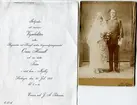 Bröllopsfoto och inbjudan till vigselakt 1918.
Bröllopsfotografi med inbjudan till vigselakten mellan sergeanten vid Kungliga andra livgrenadjärregementet
Oscar Hernell och Tora, dotter till Emma och J.A. Petersson.
