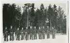 Skidåkande militärer tar paus framför kameran.