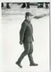 Major Tony Ekstam promenerar.