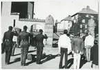 Framför portarna(vaktexp.) till garnisonsområdet,Linköping
1 t.vänster Kapten Lennart Håkansson 2t.v. Major C-J Hamilton
3 t.v. Lars Mörling.