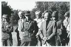 Först synlig ( keps) i högerkant av fotot major C-J Hamilton.
Många bevittnar en gemensam tilldragelse (uppvisning?).