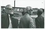 I bakgrunden med namnbricka står överstelöjtnant Bertil Fredriksson. 
Platsen är Prästtomta läger på Kvarns skjutfält.