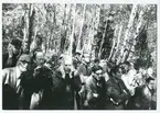 Några personer skyddar sina öron. (Jmf.bildnr.GLMH.. 1053).
Med kikare Pvkonsulent Sven Hultgård,i bakgrunden med pipa
major C-J Hamilton.