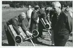 t.v.Riksdagsman Pohlstam(FP) testar musklerna med utegym som invigts ?