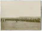 Malmen 1911. Många militärer i långa uppställningsled.