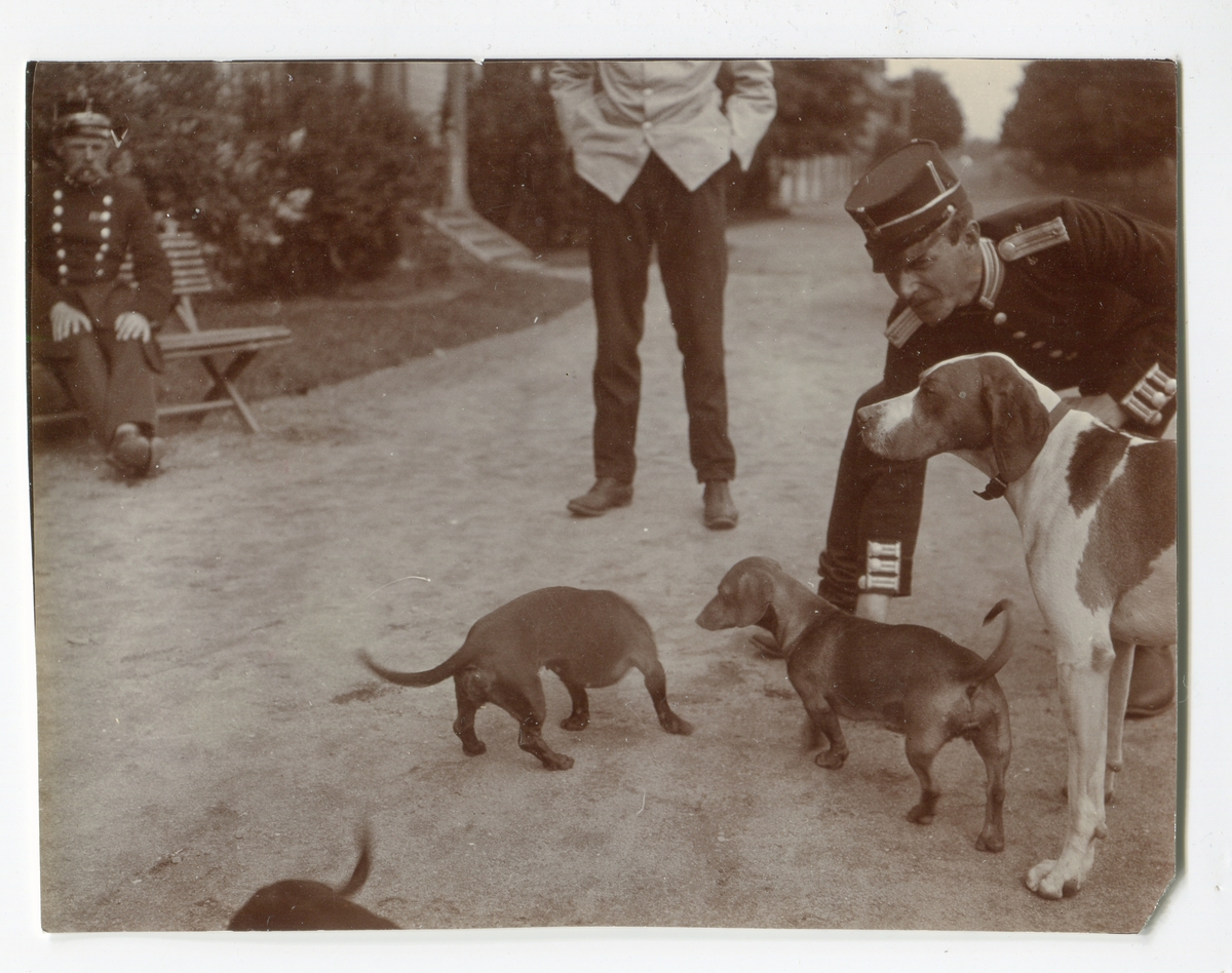 Malmen (omkr.1905)Andra livgrenadjärregementet, gången söder officersbostäderna.K.von Malmborg(å
bänken).