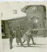 Ett par militärer testar skidföret.Malmen ca 1920.