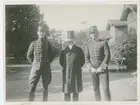 Malmslätt, Andra Livgrenadjärregementet (1921?).
Gången söder om officersbostäderna.Fr.v Löjtn.Halvorsen(A6),Reg.pastor G.Malmberg, Löjtn. R.G Heijl
