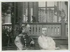 Soffa söder om officersmässen,officersbostäderna.
Fr.v Löjtn.N.Lennman,löjtn.Gösta Lagerfelt.