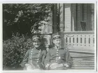 Malmen:Soffa framför officersbostäderna.
Fr.v. Nils Bergsten,Gustaf Flaeh. Tidigt 1920-tal.