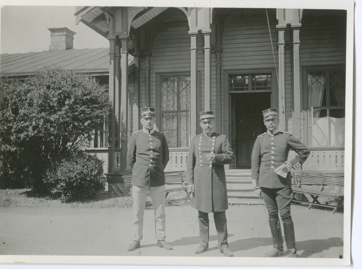 Malmen.Gången söder om officersbostäderna.
Fr.v. kapten G.von Feilitzen.Överstelöjtn. Fredr. Björkman
Kapten Cas.Lewenhaupt. 1921.