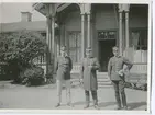 Malmen.Gången söder om officersbostäderna.
Fr.v. kapten G.von Feilitzen.Överstelöjtn. Fredr. Björkman
Kapten Cas.Lewenhaupt. 1921.