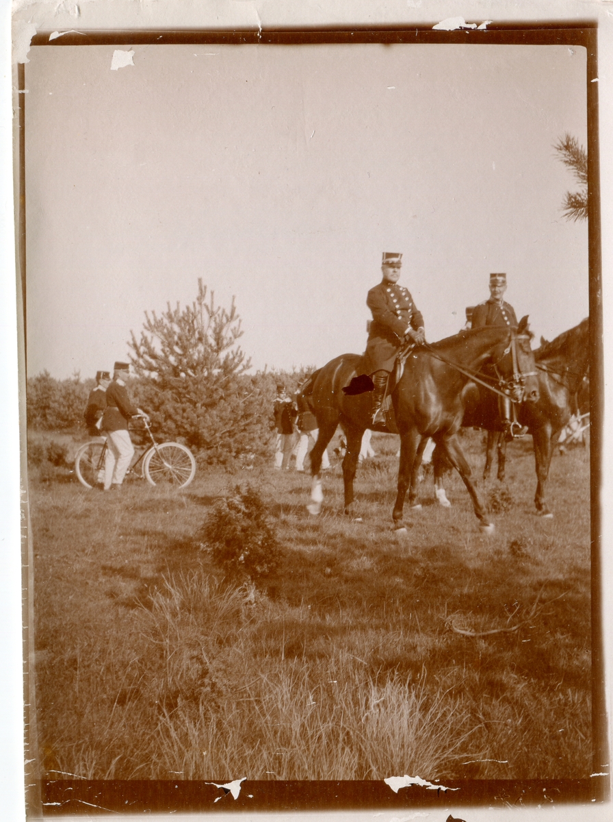 Malmen sent 1800-tal.Ridande och cyklande officerare.