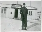 Vernander framför en typisk barack som hade marketenteri i Mojärv i norrland 1941.