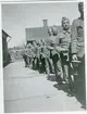 Den vanliga långa matkön här på någon fältförläggning
under krigsåren 1939-45.