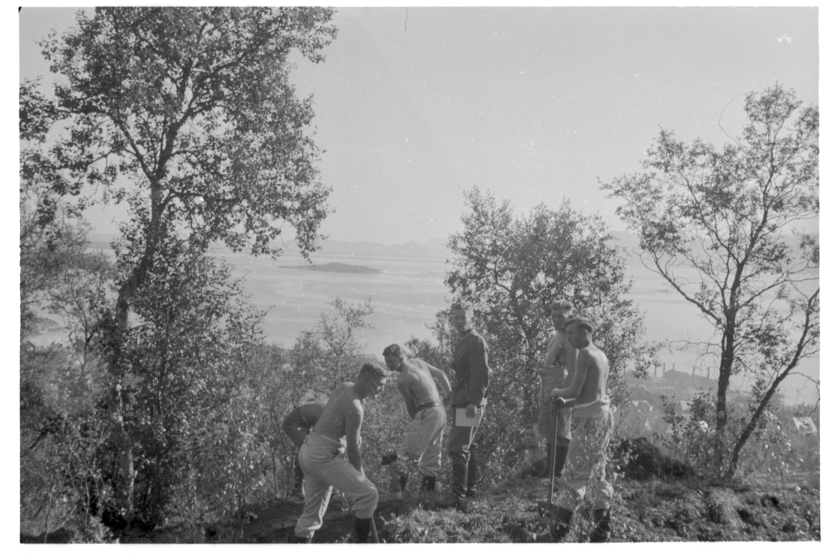 Tyske soldater graver stillinger i Harstadåsen.