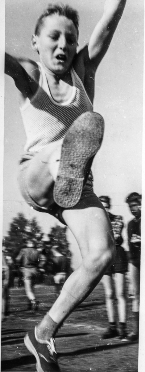 Friidrett, Lengdehopp. Tore Antonsen hopper lengde for Ottestad IL. Han ble senere målvakt for Ham Kam, og det Norske Landslaget.