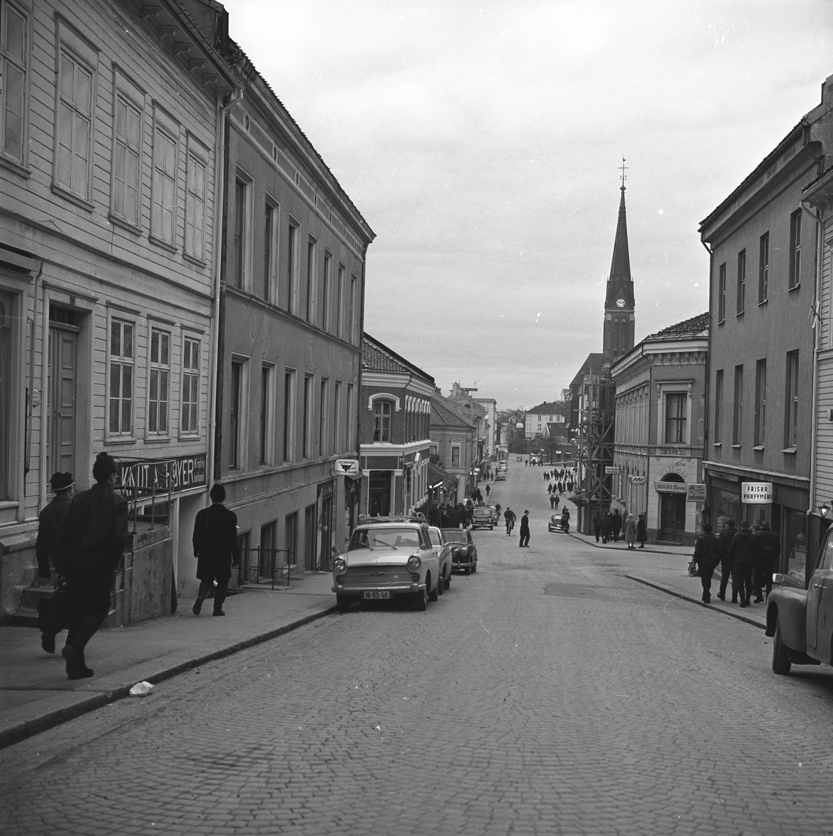 Arendal. Vestregate med Trefoldighetskirken i bakgrunnen.