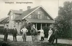 År 1903 gavs beslut om att flytta gästgiveriet i Godegård från Hälla till området vid Godegårds järnvägsstation. Här en bild från tiden kort efter att inrättningen fått sitt nya läge. Personerna har inte kunnat identifieras.