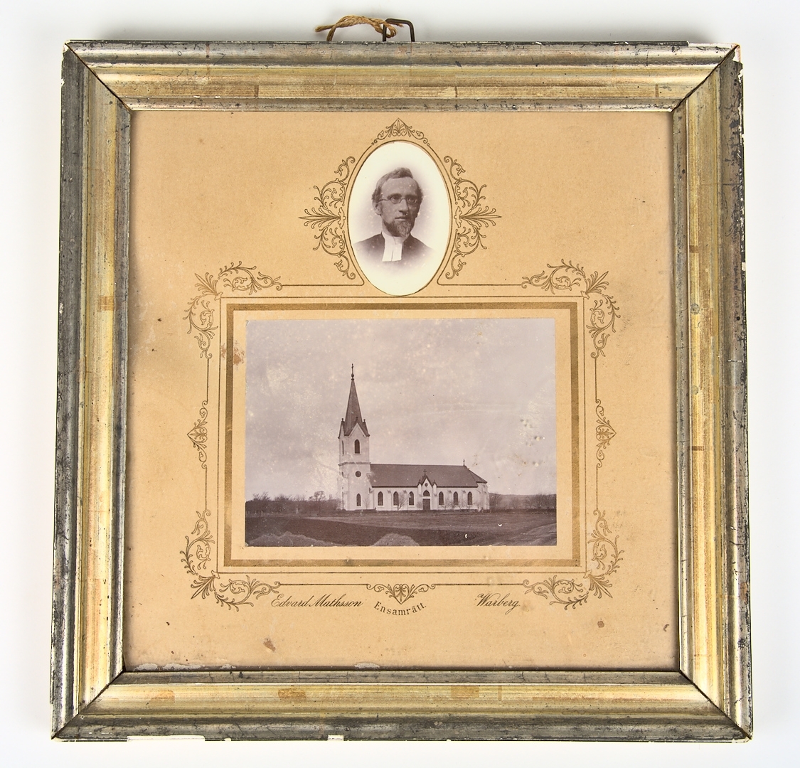 Två fotografier, i guldfärgad träram med sirligt dekorerad passepartou. Tryckt text: "Edvard Mathsson. Ensamrätt. Warberg". Fotografi 1)  Veddige kyrka ca. 1880. Fotografi 2) Porträtt av okänd man.