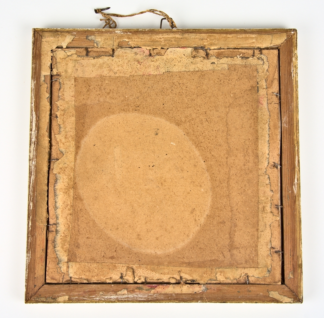 Två fotografier, i guldfärgad träram med sirligt dekorerad passepartou. Tryckt text: "Edvard Mathsson. Ensamrätt. Warberg". Fotografi 1)  Veddige kyrka ca. 1880. Fotografi 2) Porträtt av okänd man.