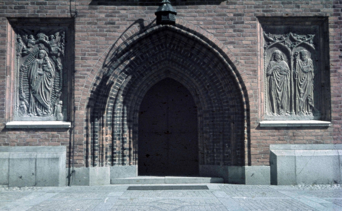 Domkyrkans port och väggrelieferna   