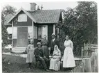 Västerås-Barkarö sn, Västerås kn, Karlslund.
Familj framför bostad, c:a 1917-1918.