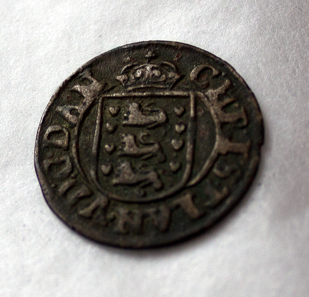 På den ene siden et motiv med det danske riksvåpen (3 løver omkranset av 9 hjerter) i midten med teksten CHRISTIAN V D G DAN langs ytterkanten. Den andre siden har teksten II SKILL DANS i midten og NOR VAN GOT REX og årstallet 1681 langs ytterkanten.
