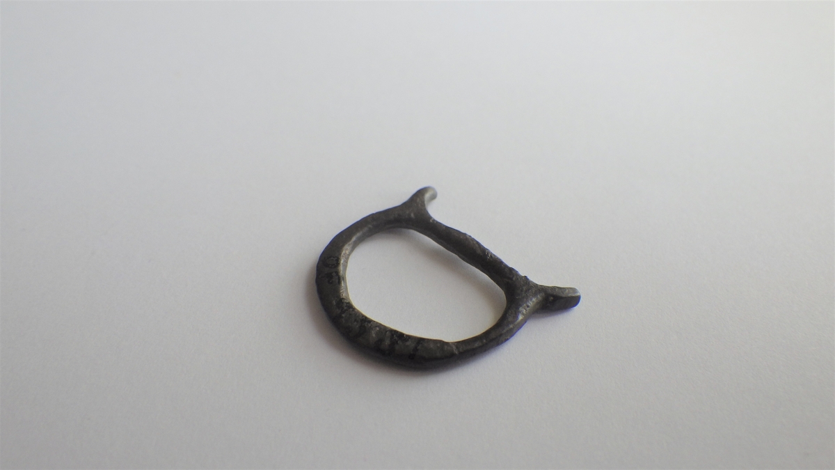 MALV: ST. M. 17, 7 MM, FRAGMENT AV DOBBELTSPENNE - MIDTSTOLPEN RETT, RAMMEN OVAL I FORM OG LAGET AV FLATT BÅND. 