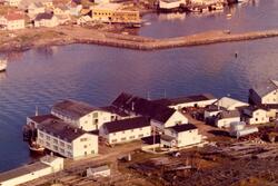 Martens fiskebruk i Båtsfjord, fotografert fra Norønna Fly r