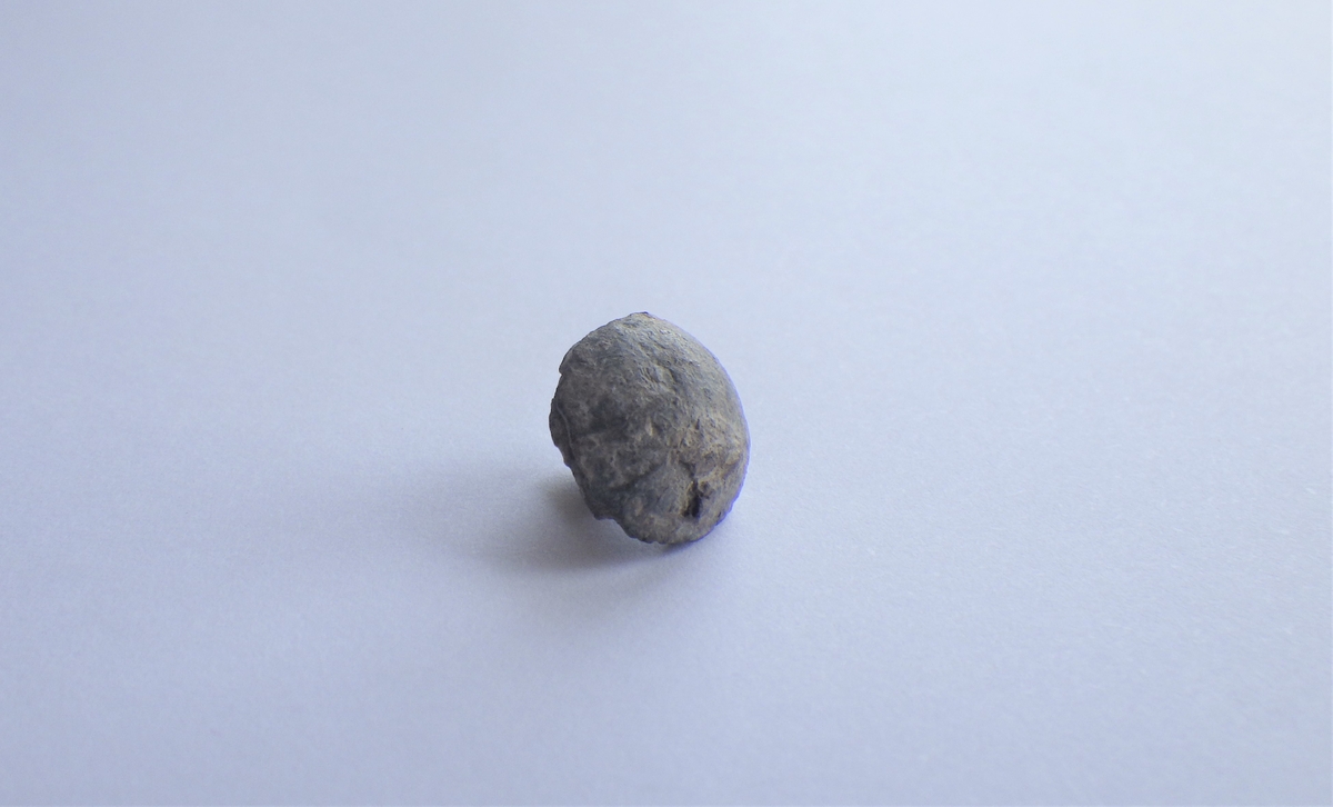 MALV: DIAM. 10 MM, RUNDT HVELVET MASSIVT HODE MED RESTER AV STIFTEN. SE HK 4469 B. 