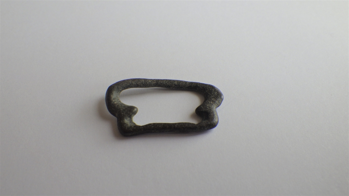 MALV: ST. B. 24, 5  H. 13, 5 MM, ENKELTSPENNE MED RETT TVERRSTOLPE TIL TORNEN -RAMMEN OVAL FORM. TORNEN MANGLER. 