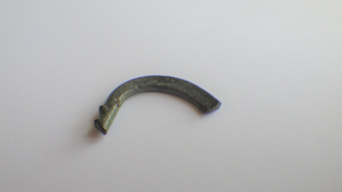 MALV: ST. M. 28  B. 4, 3 MM, BØYET FRAGMENT. 