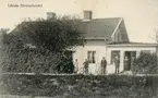 Omkring 1916 byggdes kantorsbostaden Bellevue i Lönsås ut för att skapa en butiksdel. Vem som drev rörelsen vid tiden för bilden har inte kunnat klargöras men från 1921 hette handlaren Birger Isaksson och möjligtvis är det honom vi ser bland personerna framför huset.