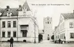 Hörnet av Kronobergsgatan - Sandgärdsgatan, ca 1910. Till vänster ser man apotekshuset, kv. Lejonet 3 och till höger några av husen i kvarteret Kristina, med domkyrkan i bakgrunden.