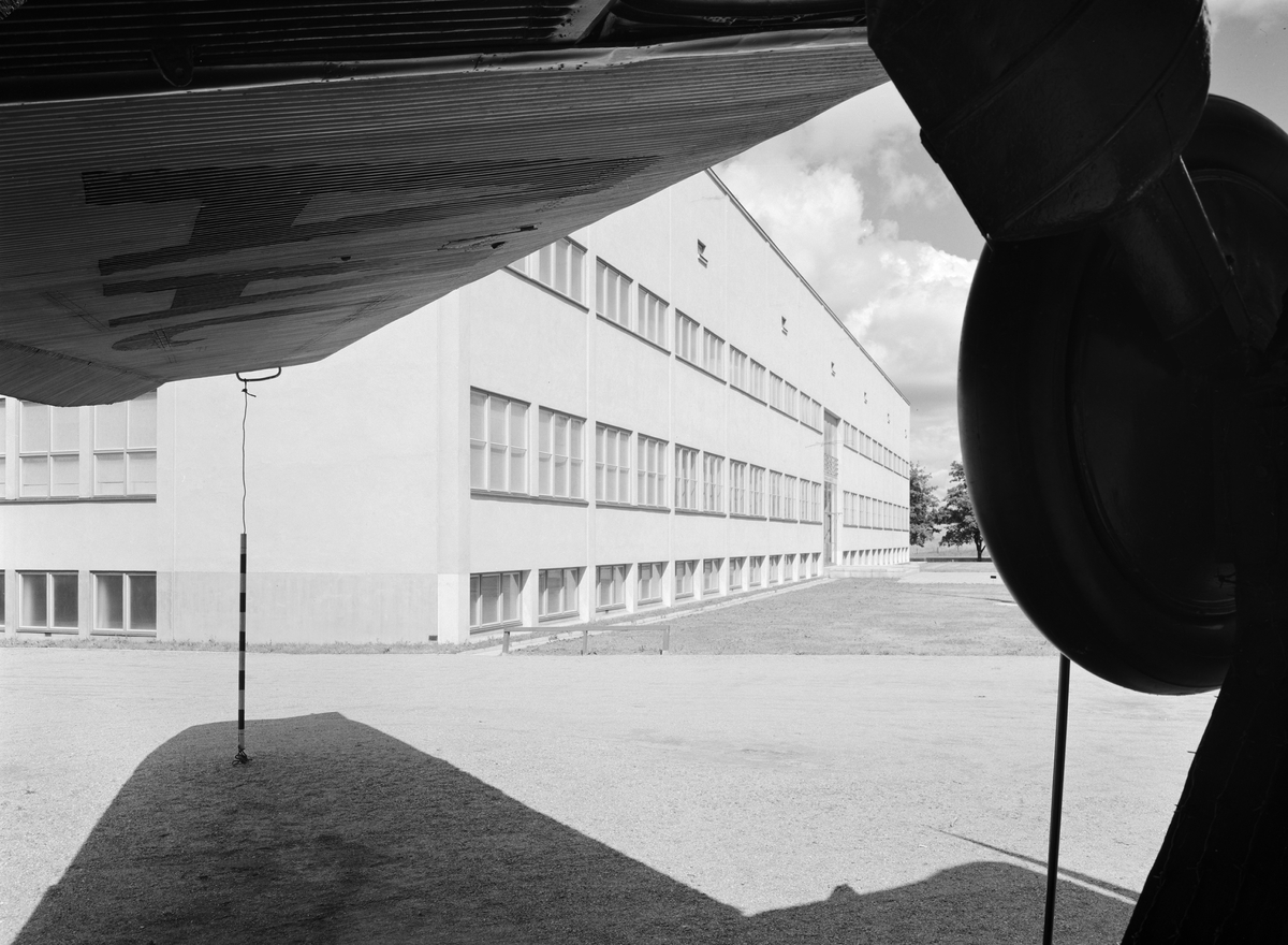 Flygplan utställt utanför Tekniska Museet.