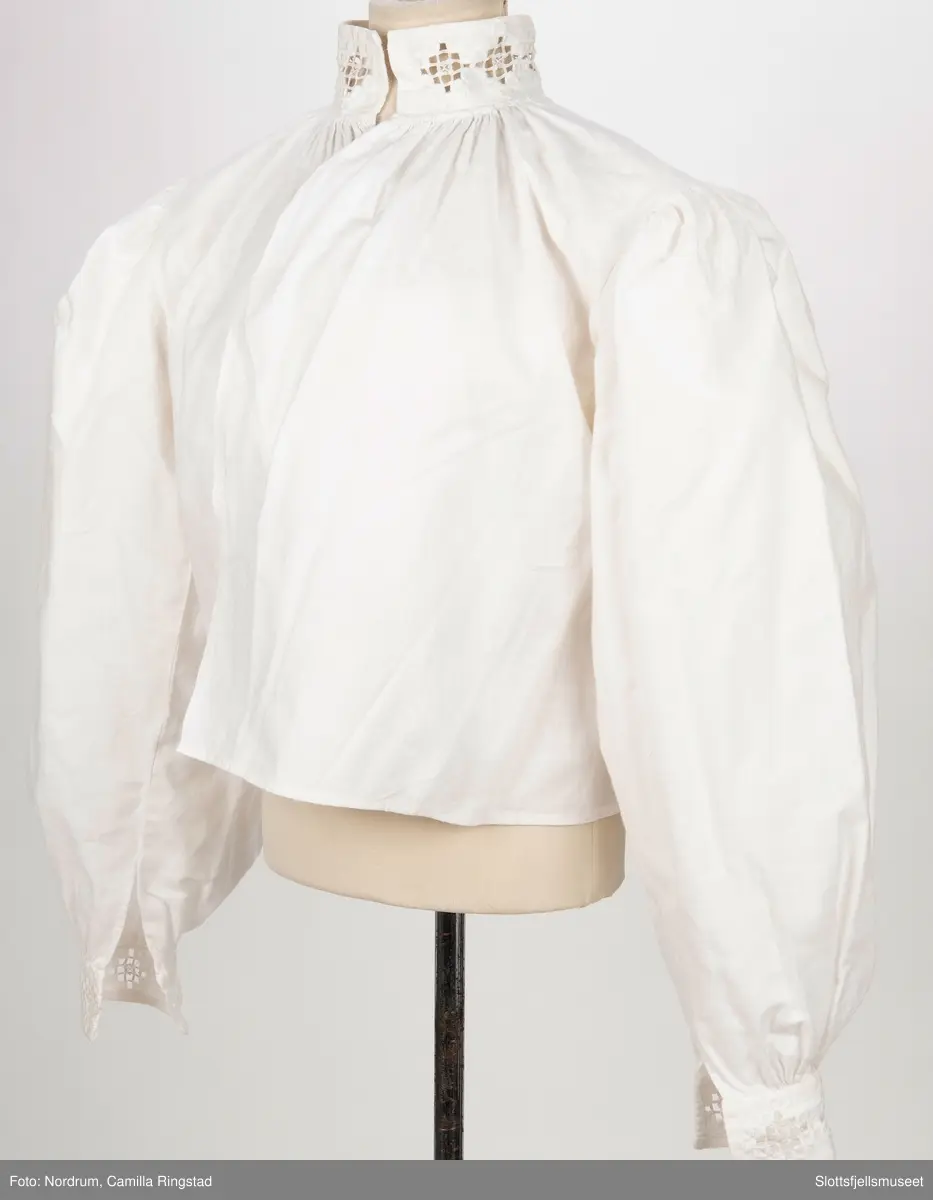 Hvit skjorte med hardangersøm på linningen til ermer og krage.