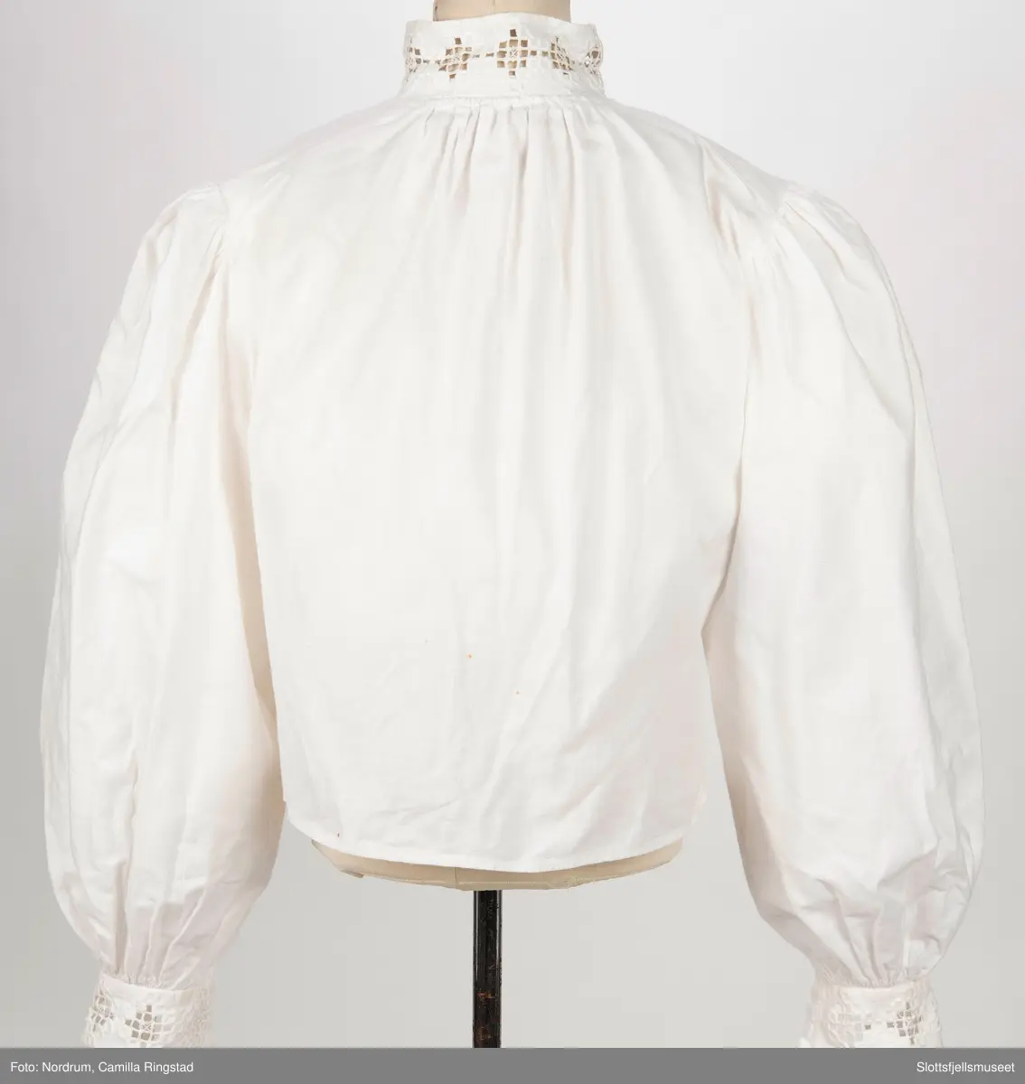 Hvit skjorte med hardangersøm på linningen til ermer og krage.