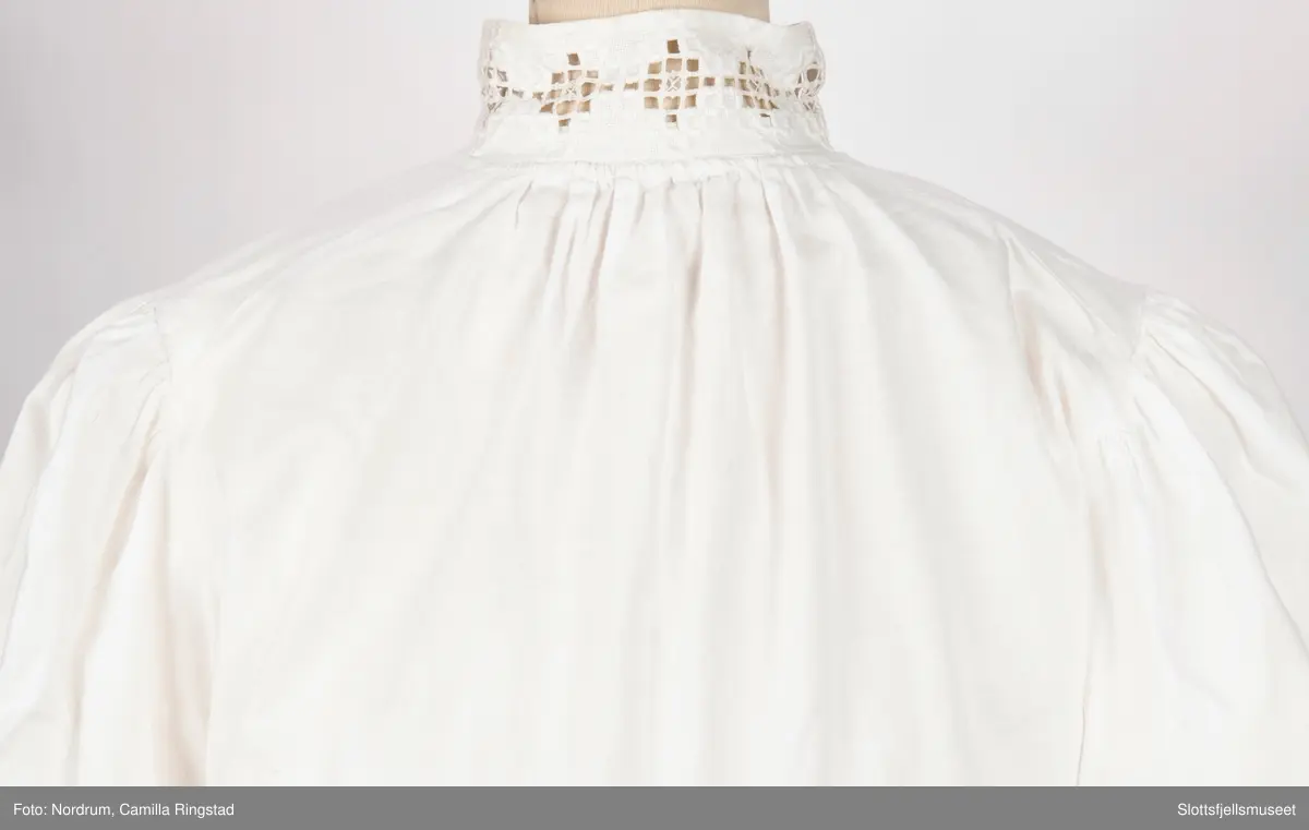 Hvit skjorte med hardangersøm på linningen til ermer og krage.