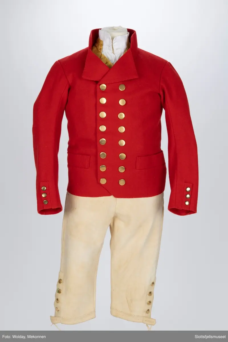 Mannsbunad fra Vestfold, Rød jakke i ull, gul vest, Hvit skjorte og hvit skinnbukse.