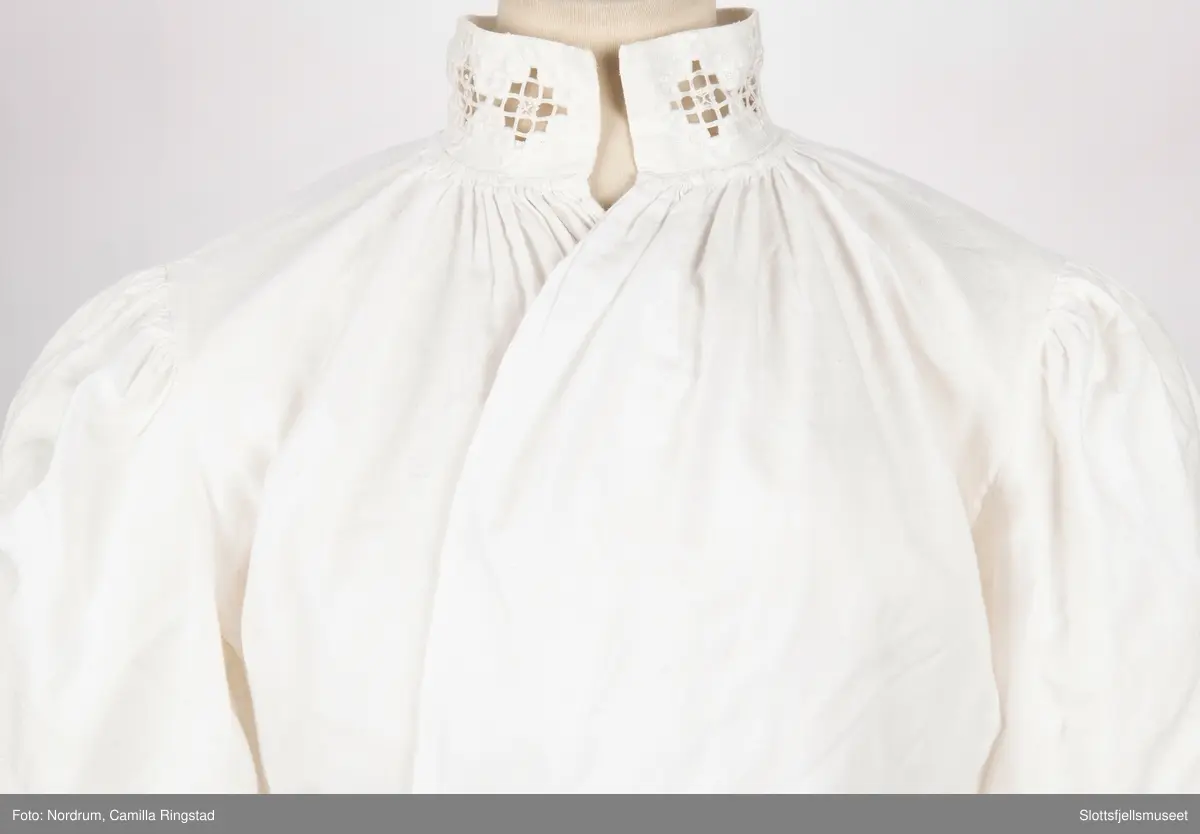 Hvit skjorte med hardangersøm på linningen til ermer og krage.